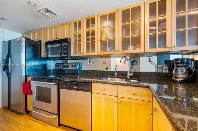 Building Photo - 1000 West Ave