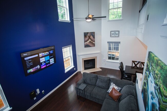 Building Photo - 665 Lakeside Cir