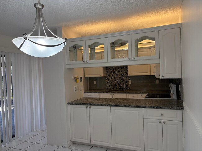 Building Photo - 203 SE Camelot Gardens Blvd