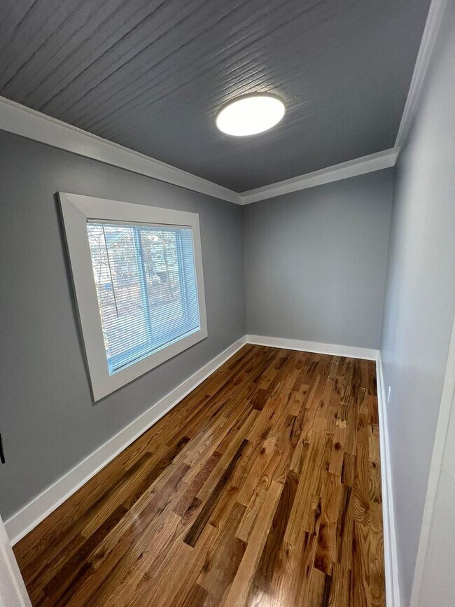 Building Photo - 423 Shelton Ave