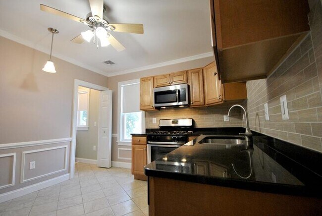 Building Photo - Oak Sq. Brighton 3-bed with Parking