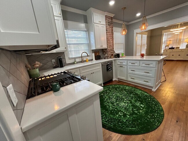 Building Photo - Contact Peggy 501 676 1758