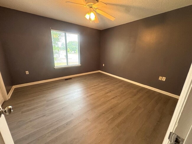 Building Photo - 251 Knight Dr