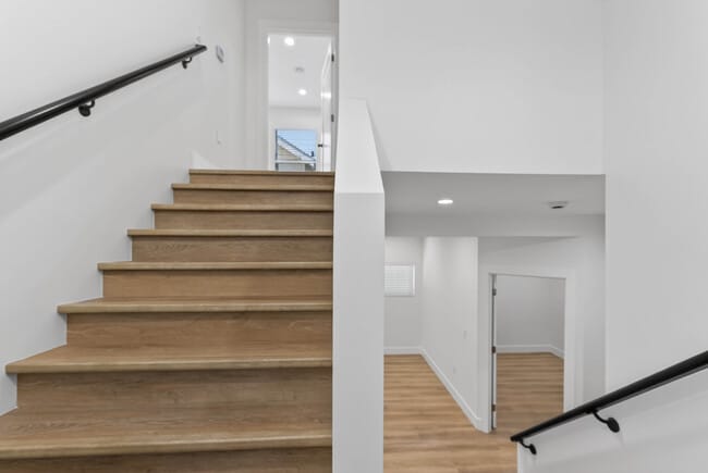 Building Photo - 678 E 45th St