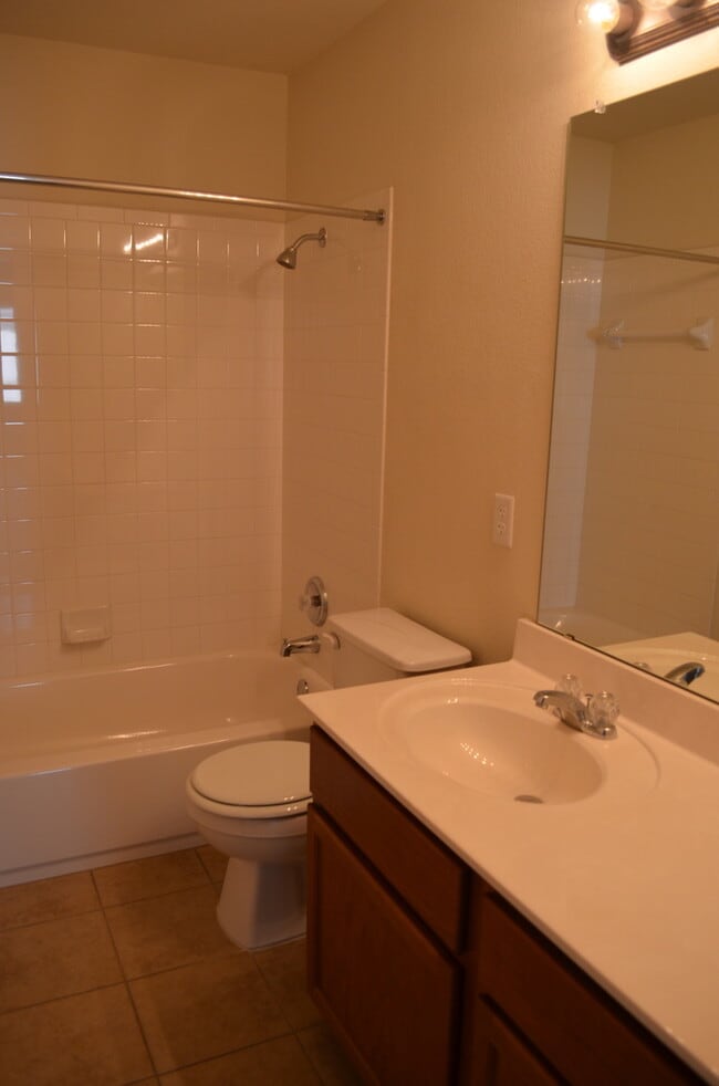 Building Photo - HUGE 5 BEDROOM HOME IN SAVANNAH HEIGHTS!