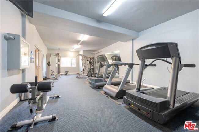 Building Photo - 6752 Hillpark Dr