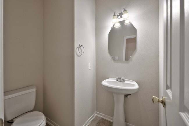 Building Photo - 2107 Auburn Vale St