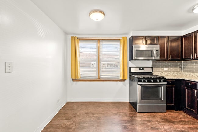 Building Photo - 6556 N Northwest Hwy