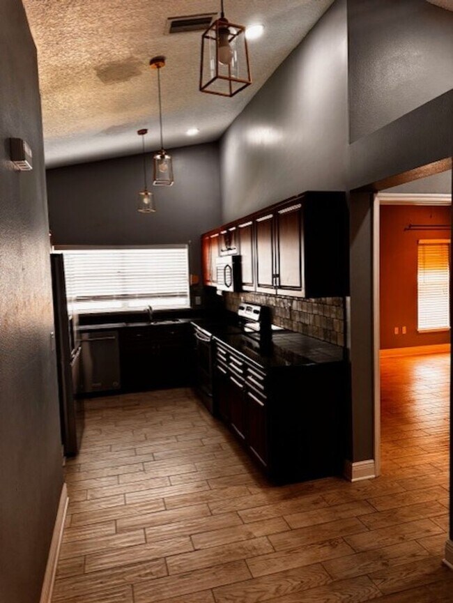 Building Photo - Available Now! Absolutely gorgeous 3 bedro...