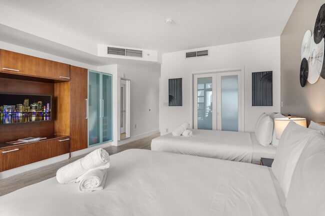 Building Photo - 1052 Ocean Dr