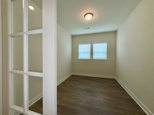 Building Photo - 1804 Welker Dr