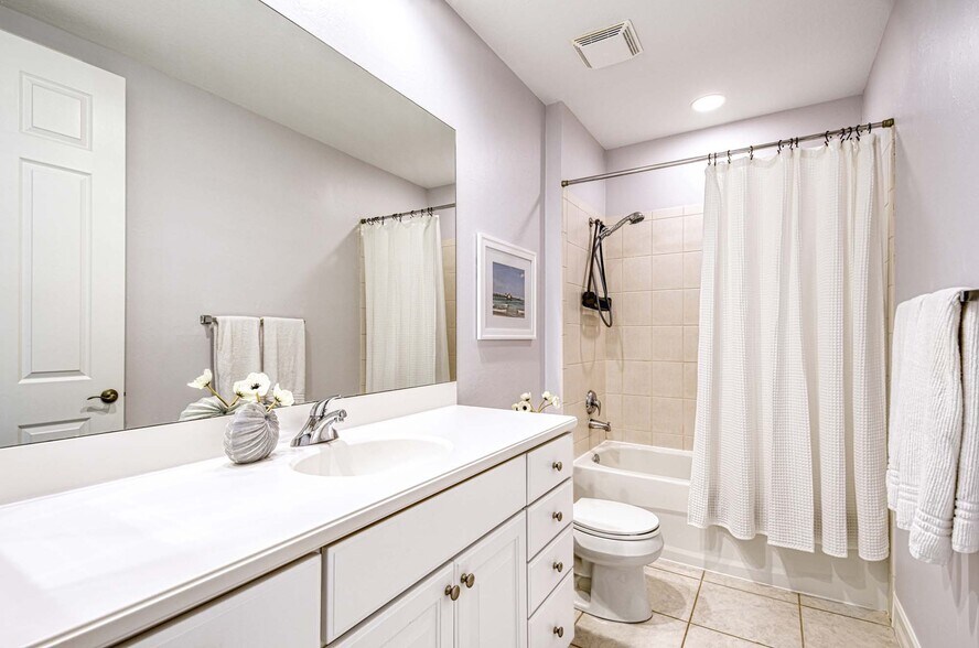 Main Bath - 8649 Champions Pt