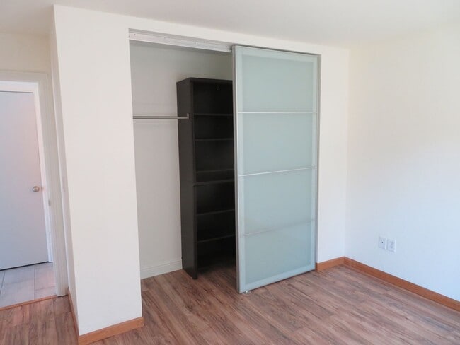 Building Photo - Beautiful 2 bed 1 bath end unit Townhome i...