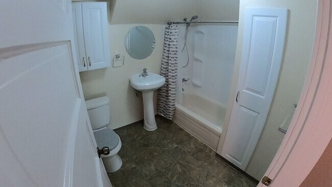 Building Photo - 1004 W 12th Ave