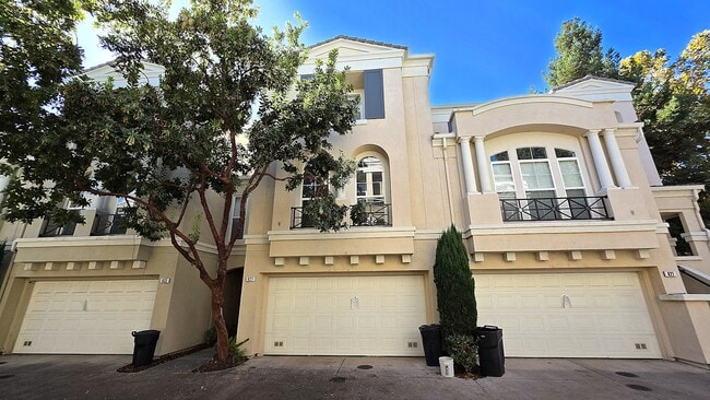 Building Photo - 827 Harmony Pl