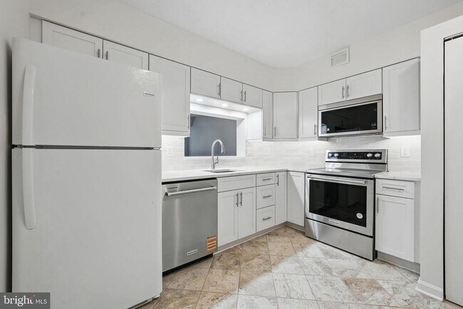 Building Photo - 1805 Crystal Dr