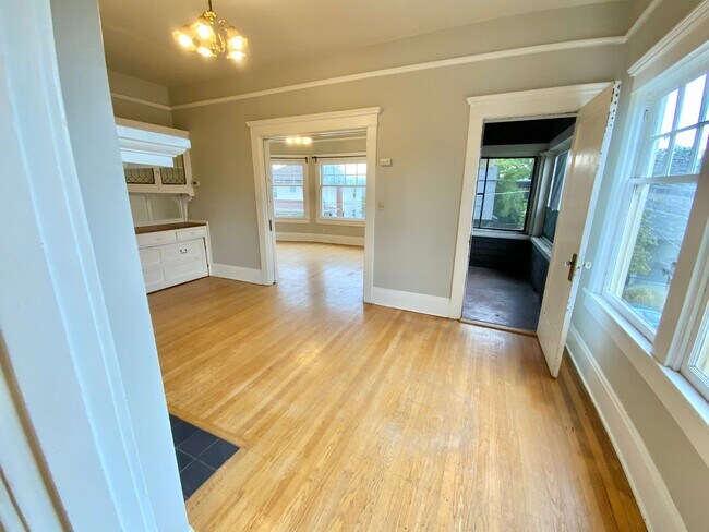 Building Photo - Unique Vintage 1 Bedroom 1 Bath Apartment ...