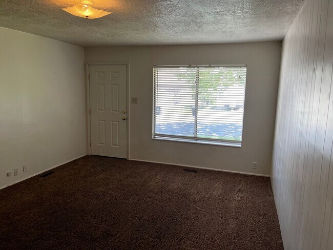 Building Photo - 568-574 E 200 S