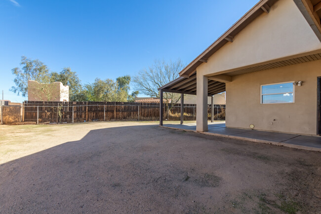 Building Photo - 1510 E St Anne Ave