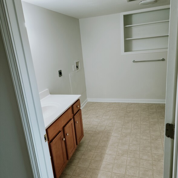 Large bathroom with w/d hookup, linen closet and additional built-in shelving - 878 N Base Rd