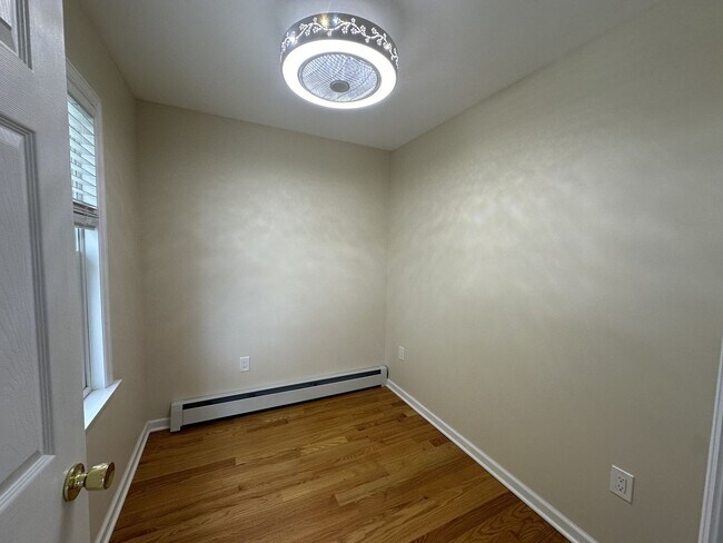 Building Photo - 4 bedrooms, 3.5 bathrooms