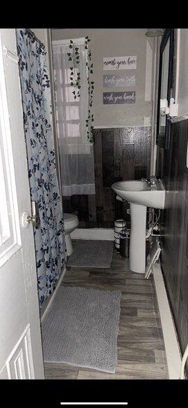 Building Photo - 1047 Penn St