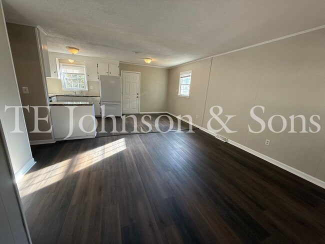 Building Photo - Cozy 3 Bedroom Home with Modern Touches in...