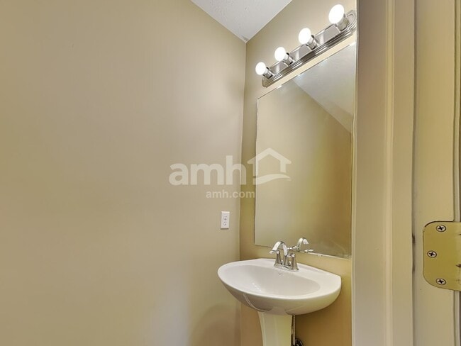 Building Photo - 439 Parkview Ct