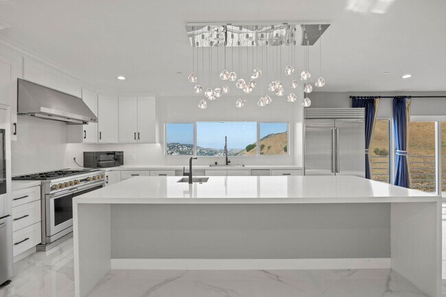 Building Photo - Modern Elegance Meets Scenic Privacy in Be...