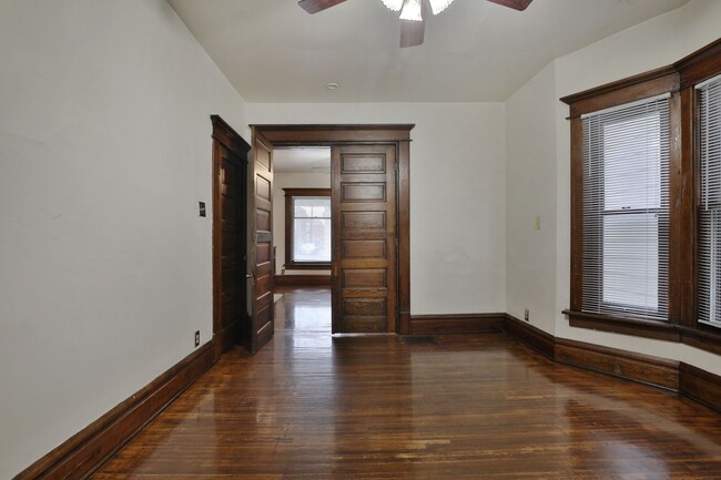 Building Photo - Large 4 Bedroom North Campus Townhouse - 1...