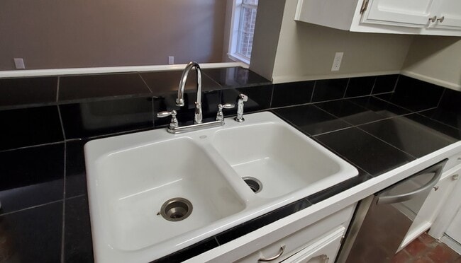 Building Photo - 4624 Parkoaks Dr