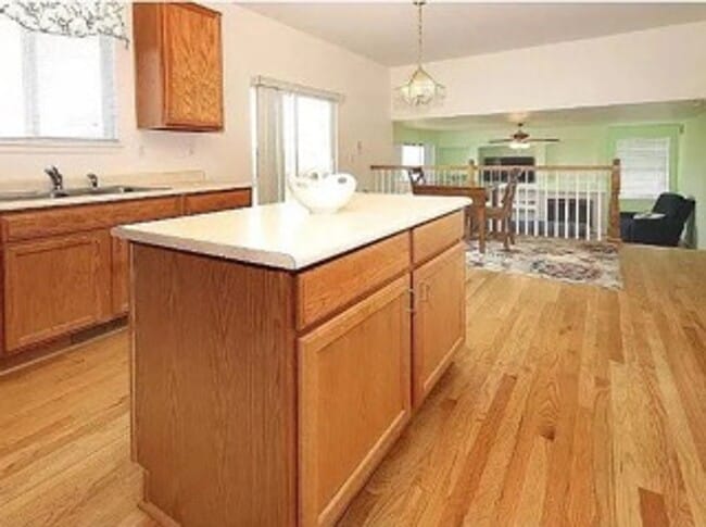 Building Photo - Multi Level Home with Fabulous Mountain Vi...