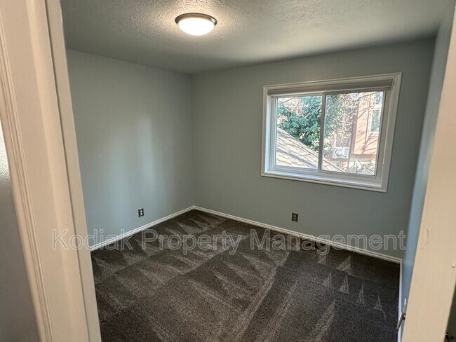 Building Photo - 13 N 3100 E