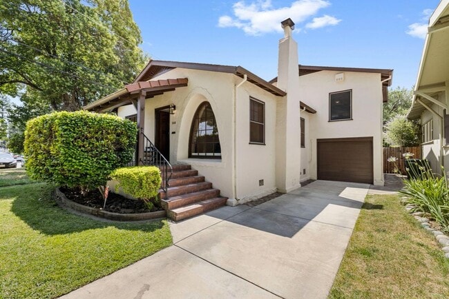 Primary Photo - (POOL!) 3 bed/2 bath - 1935 Spanish Coloni...