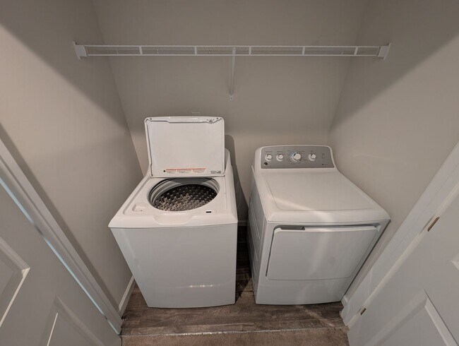 Building Photo - Pristine Townhome located in the North End Commons Community!