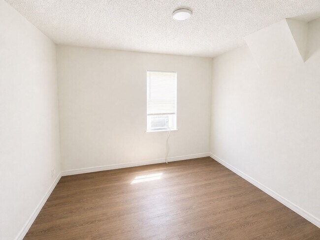 Building Photo - 1163 Engman St