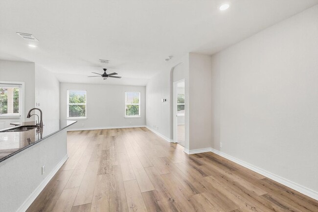 Building Photo - Freshly painted 3 bed 2 bath home!