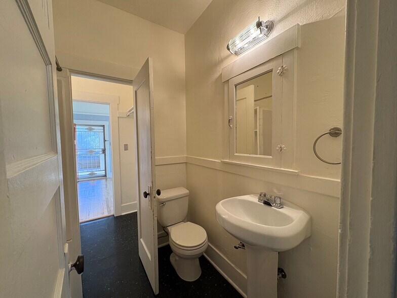 Building Photo - 15 W 5th St