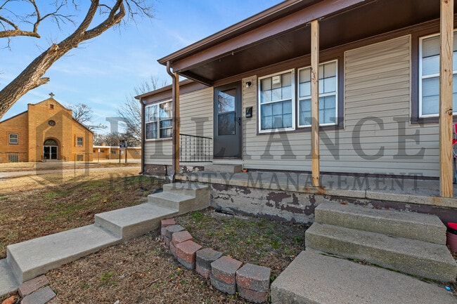 Building Photo - 1125 W 16th St N