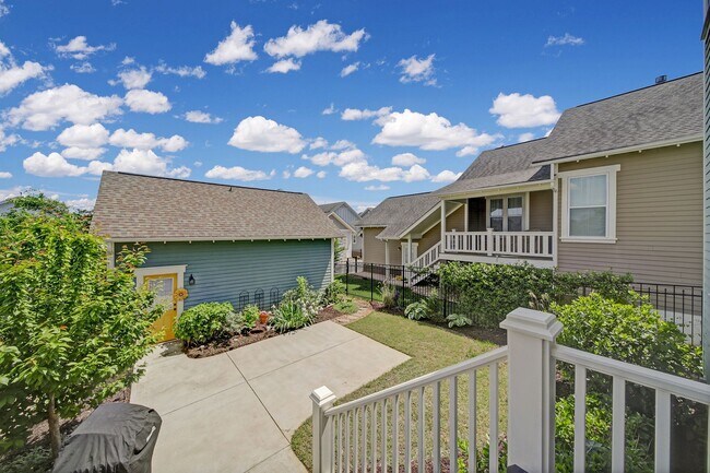 Building Photo - 324 Mariemont Way