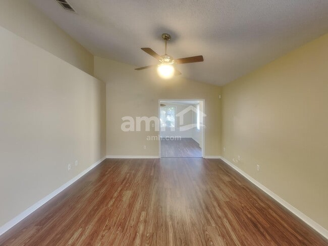 Building Photo - 333 Bay St