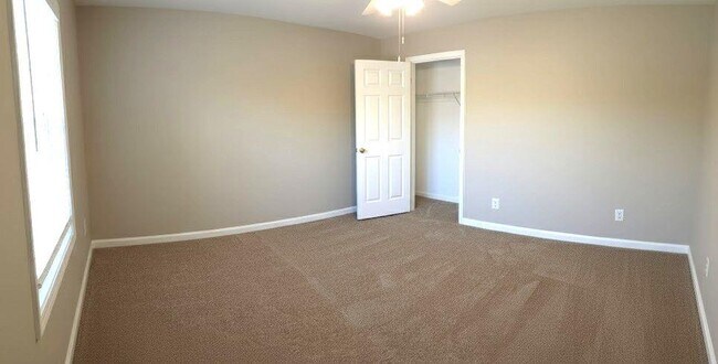 Building Photo - 984 Pointers Way