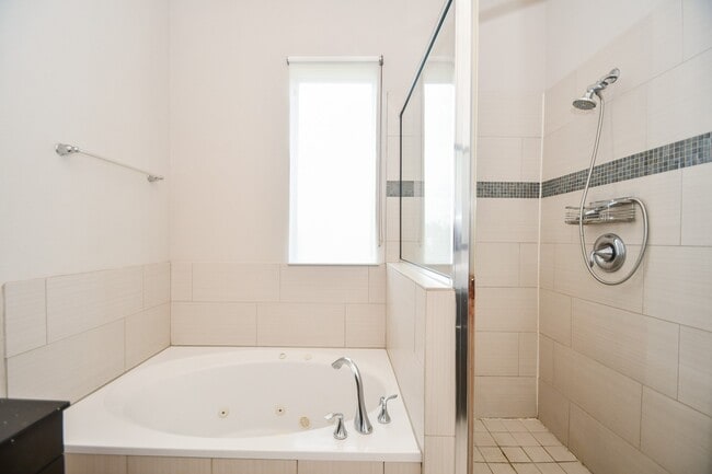 Building Photo - 748 W 16th St