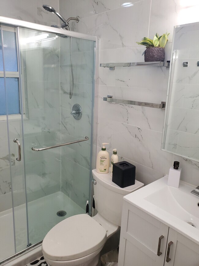 Building Photo - 414 E 6th St