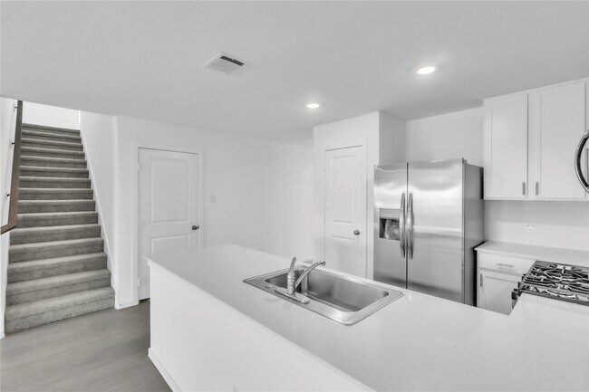 Building Photo - 27627 Village Cir Dr