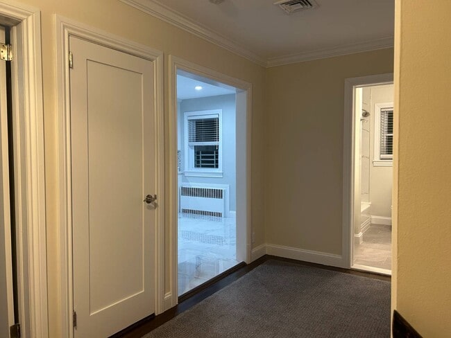 Building Photo - 260 Eastchester Rd