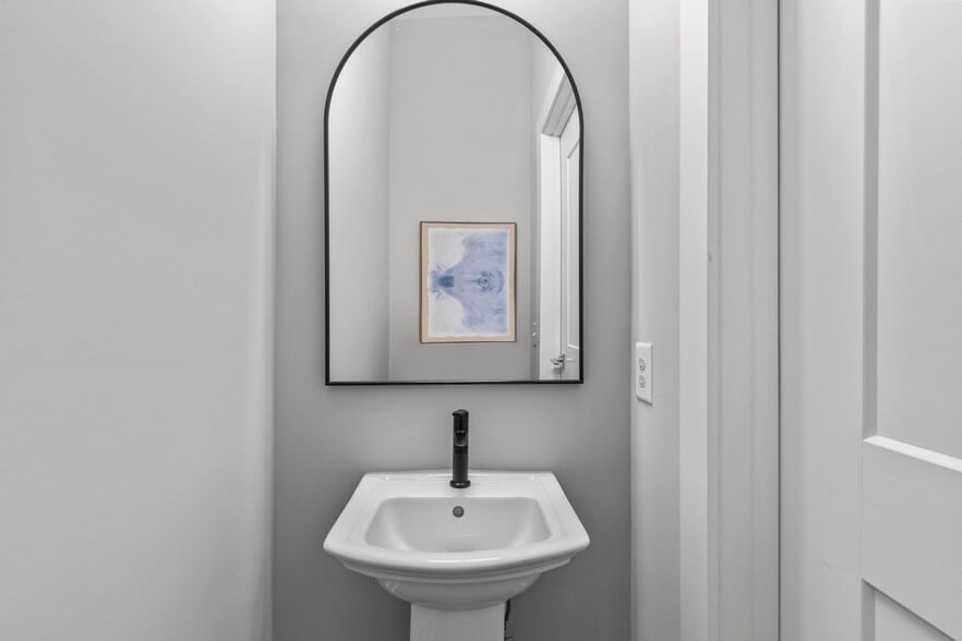 Building Photo - 2401 Euclid Ave