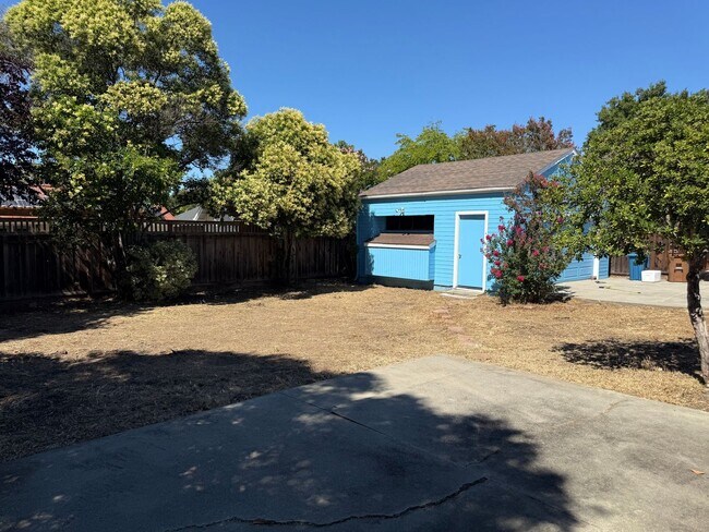 Building Photo - Pleasant Living in Pleasant Hill