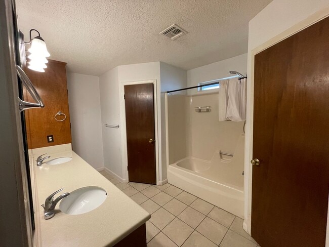 Building Photo - 3/2 Southside 1800 sqft, pet friendly, enc...