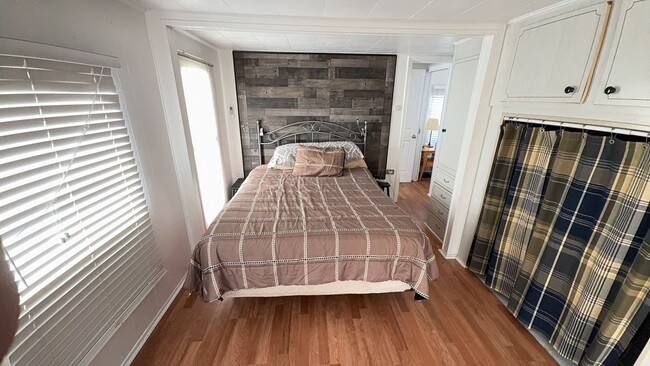 Building Photo - Beautiful fully furnished one bedroom, one bath manufactured home in a 55+ deed restricted gated ...